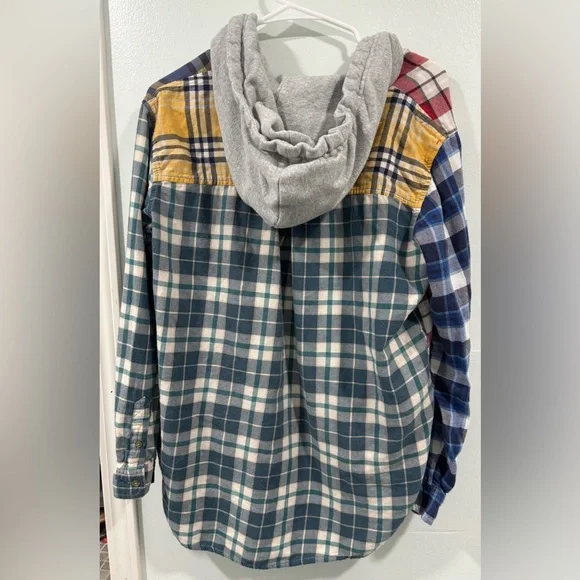 🎆Bundle 5 items for $20🎆 American Eagle Outfitters Plaid Flannel Shirt with Hood - Picture 3 of 3